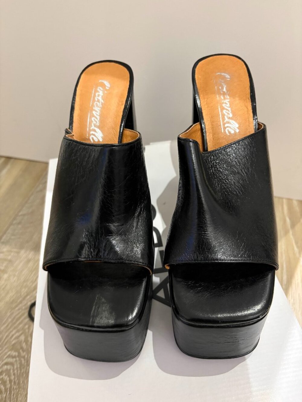 L'intervalle Black Leather Platform Mule